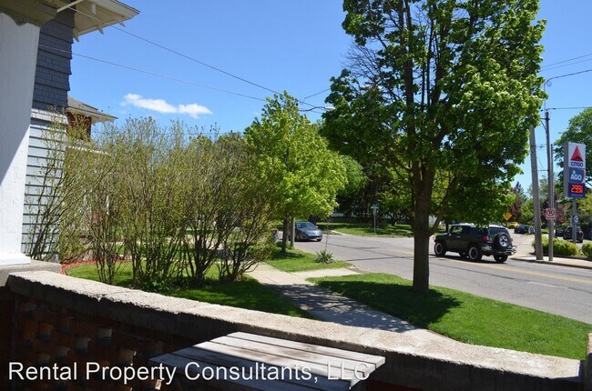 Building Photo - 3 br, 1 bath House - 1555 Lake Dr. SE