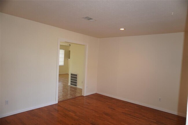 Building Photo - 4939 Trail Lake Dr