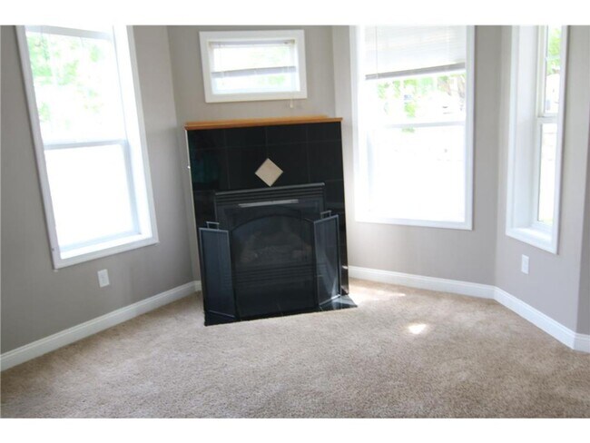 Foto del edificio - Rare Find! Spacious *3Bd*3Bath end unit- 1...
