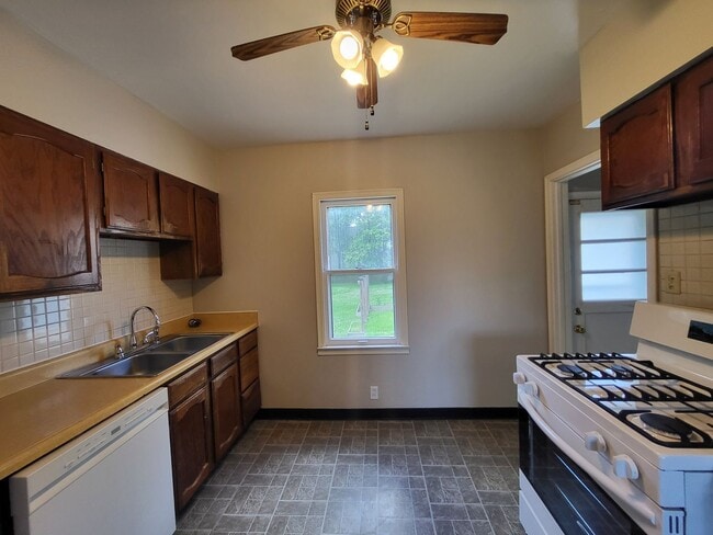 Building Photo - Don't miss this fully fenced back yard, de...
