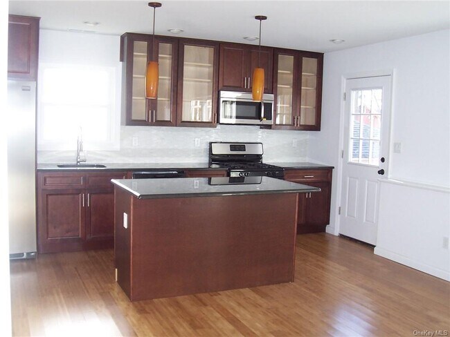 Building Photo - 2 Cedar Ln