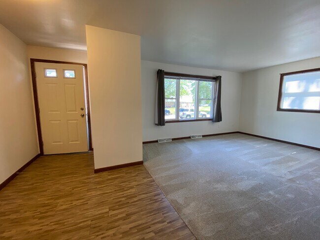 Building Photo - 1339 Primrose Ln