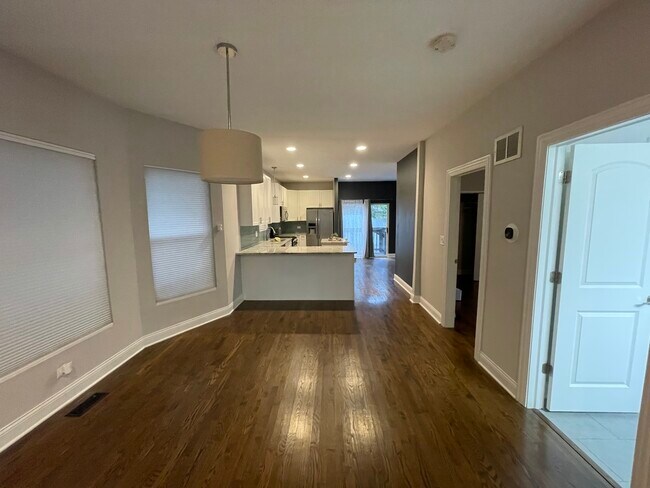 Building Photo - 3206 Highland Ave