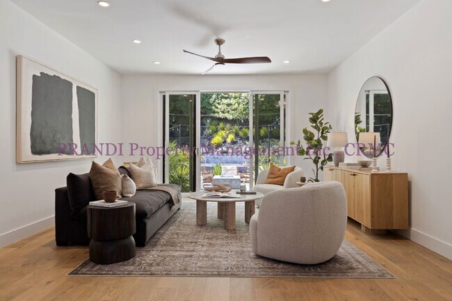 Foto del edificio - Modern Luxury Meets Timeless Charm in This...