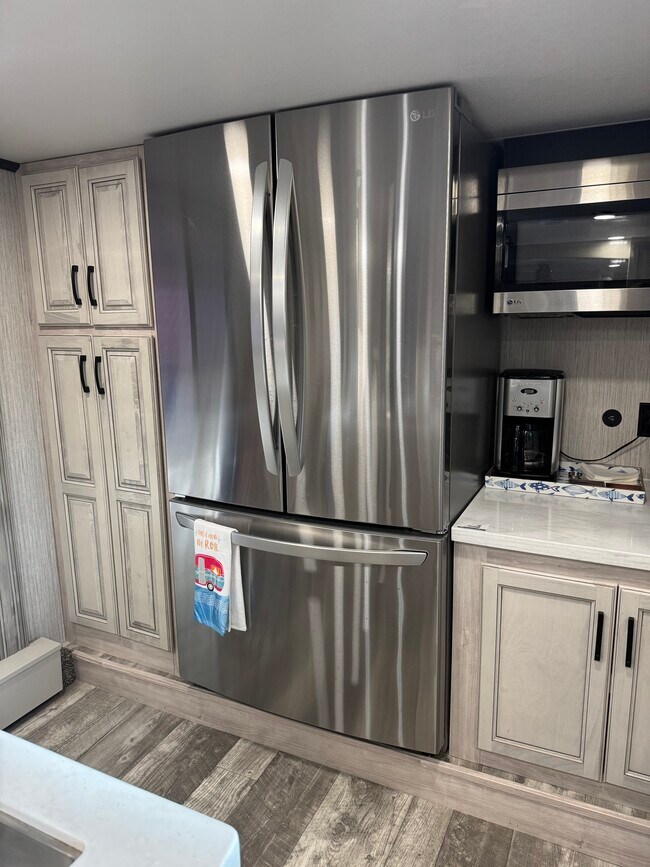 Foto del edificio - 1219 Willow Creek Rd