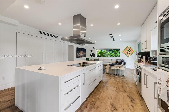 Foto del edificio - 79 Shore Dr W