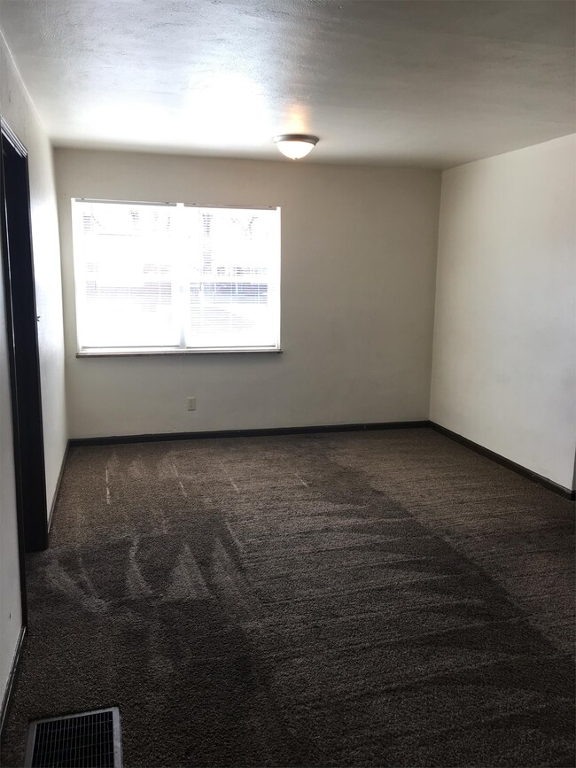 165 Miami Ave Unit 165 Miami, Bellefontaine, OH 43311 Room for Rent