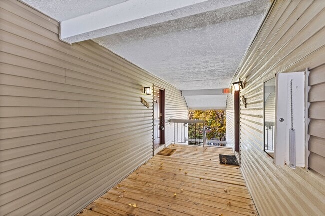 Building Photo - Top Floor Condo with Fireplace and Open Floorplan! Assigned Parking!