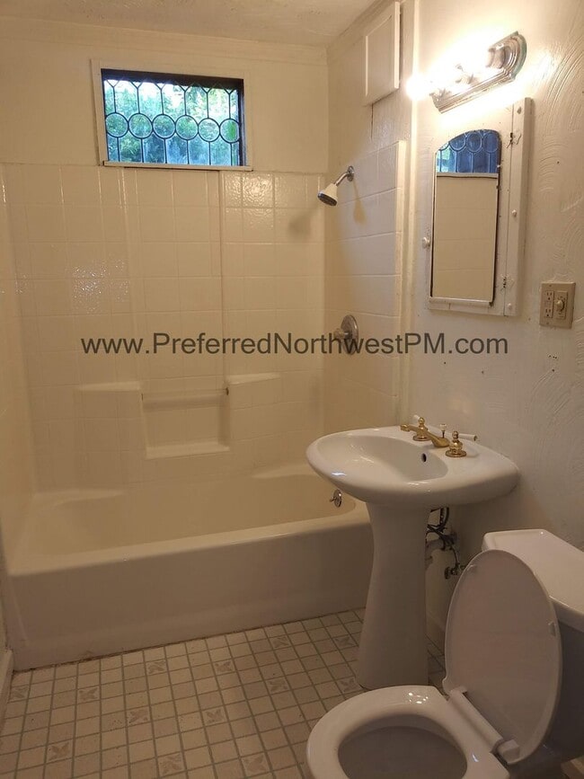 Building Photo - 3 Bedroom, 1.5 Bath Home Near University