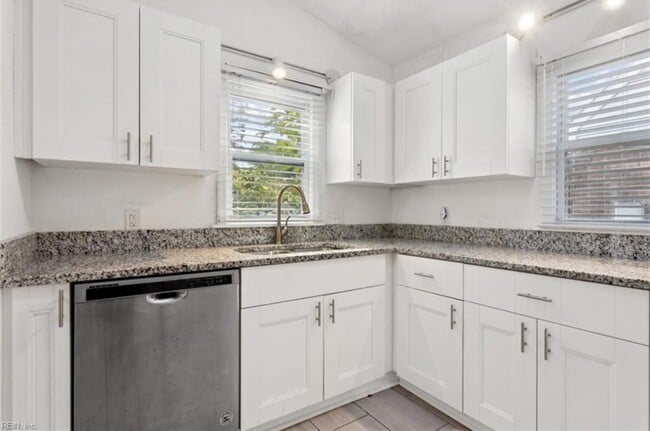 Foto del edificio - 7622 Newport Ave