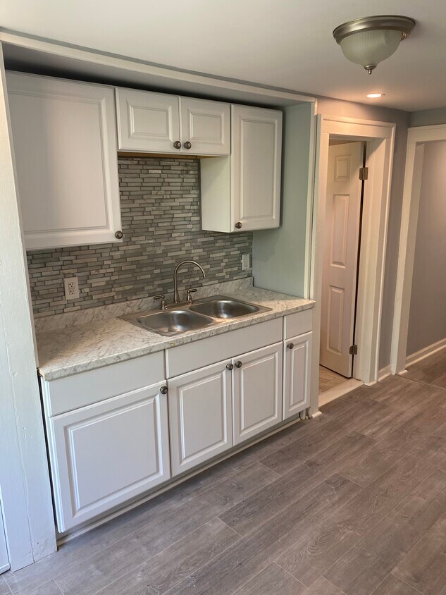 Kitchen - 547 E Utica St