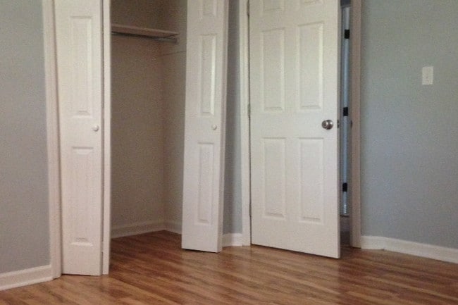 2 Large bedrooms - 126 Rusk St