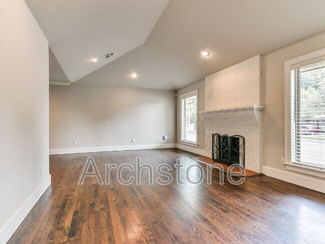 Building Photo - 9631 Stratford Dr
