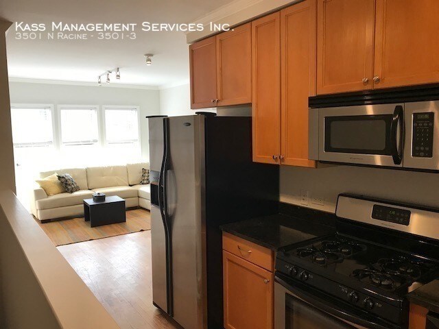 Foto principal - 3501 N Racine Ave
