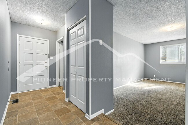 Foto del edificio - Charming Home with Washer/Dryer and Fenced...