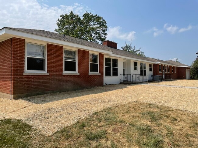 Building Photo - 40870 Hunt Club Rd