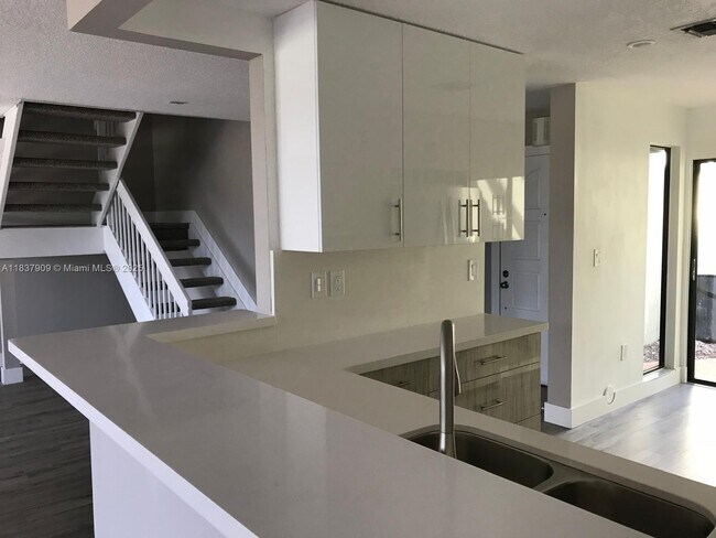 Foto del edificio - 3945 Adra Ave