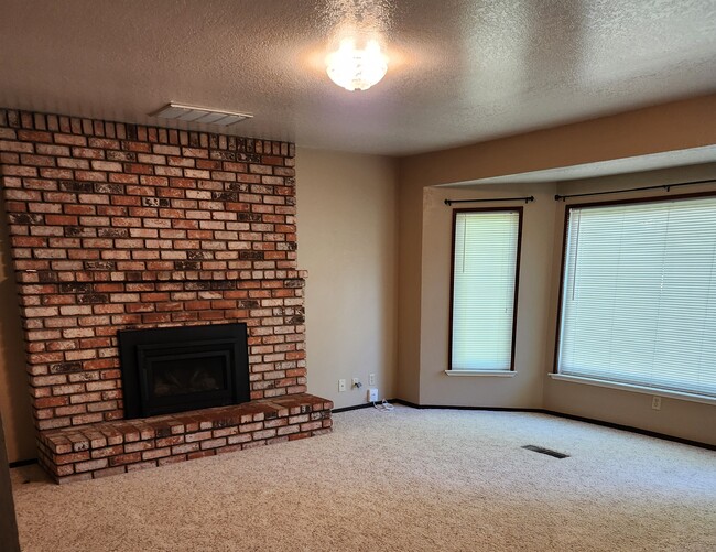 Building Photo - 2900 Salluce Dr