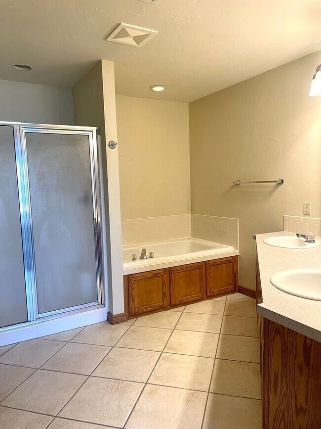 Building Photo - Beautiful 4-Bedroom Home