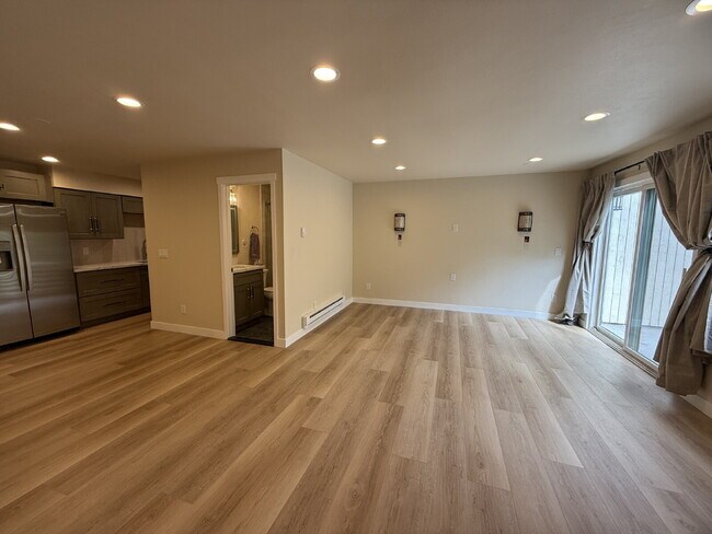 Foto del edificio - Fully Remodeled Bellevue Condo Available Now!