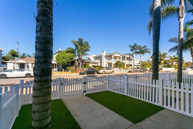 Building Photo - 2 Br Townhome with W/D in Unit, 2 Blocks from Beach!