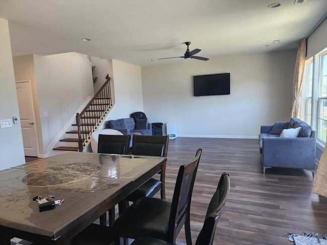 Building Photo - Knoxville 37931 - 3 bedroom 2.5 bath - call Tom Parry 865-607-3649
