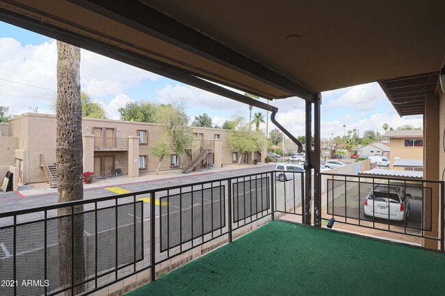 Building Photo - 2413 W Hazelwood St
