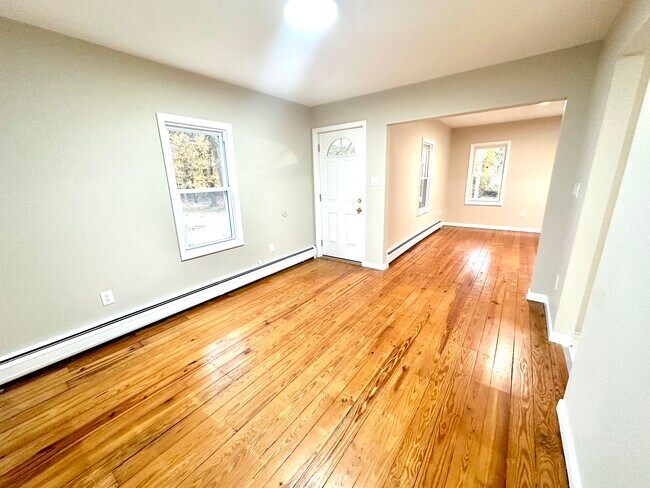 Foto del edificio - 6 Commercial Ave