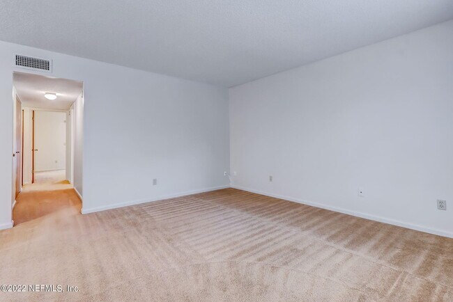 Building Photo - 702 Meadowbrook Dr