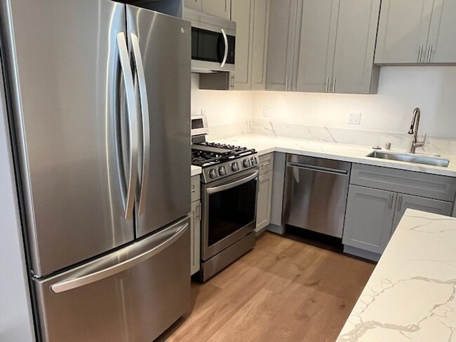 Building Photo - Rare brand new remodeled apartment w/top s...