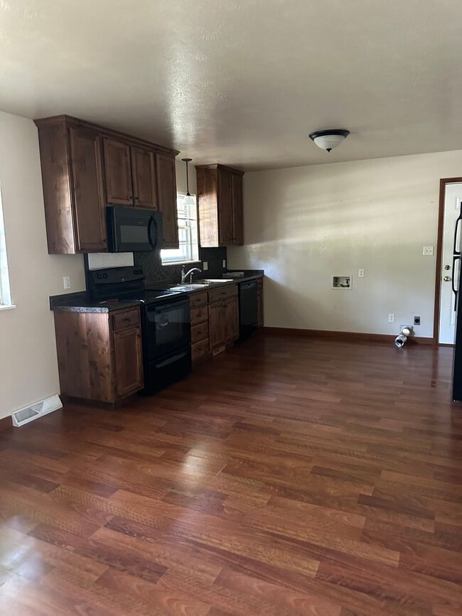 Building Photo - 601-607 Meadowmere Dr