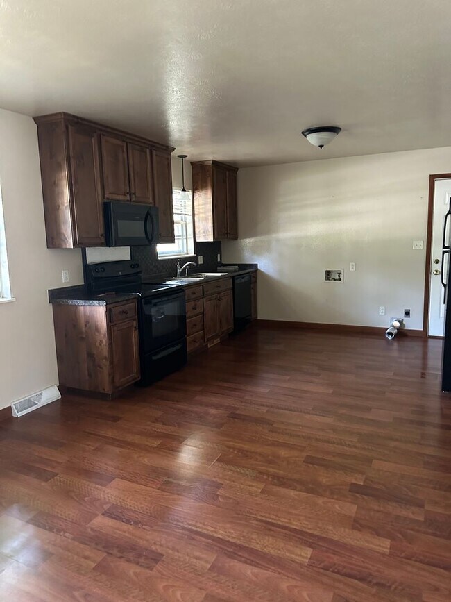 Foto del edificio - 601-607 Meadowmere Dr