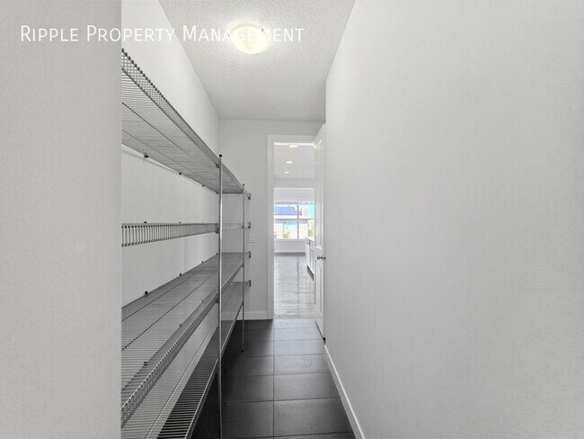 Photo du bâtiment - GORGEOUS 3 BEDS, 2.5 BATHS SINGLE FAMILY HOUSE | HUGE BONUS DEN & DEDICATED OFFICE