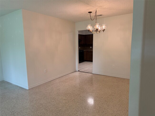 Foto del edificio - 3011 Longwood Ln