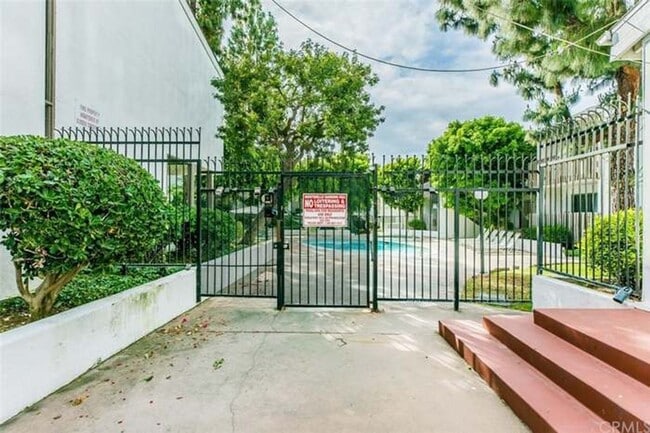Building Photo - Bright, comfortable, and spacious one bedroom Condominium