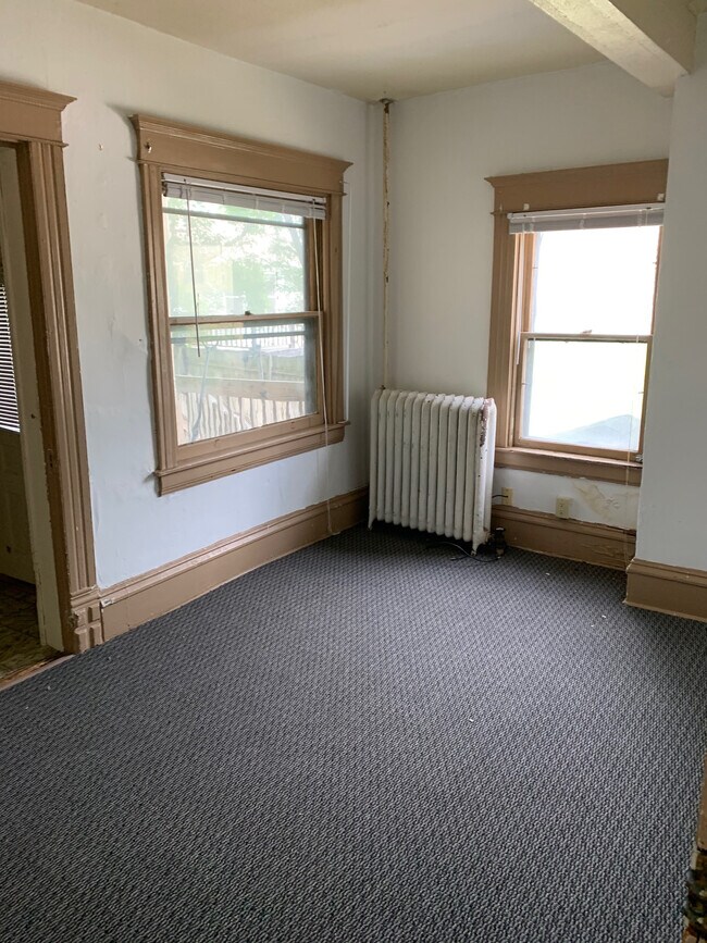 Building Photo - 518 N Van Buren St