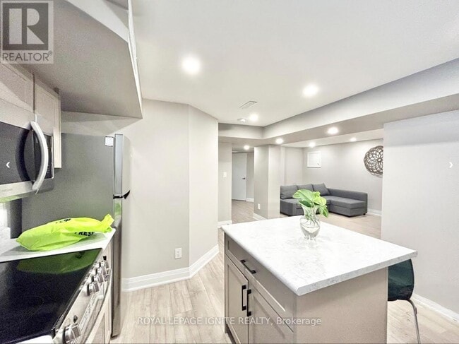 Building Photo - 1131 Ivandale Dr