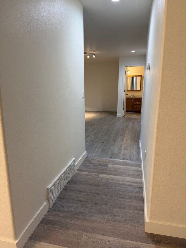 Building Photo - 4 Bedroom Duplex for Rent