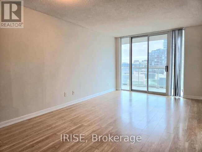 Building Photo - 313 Richmond St E