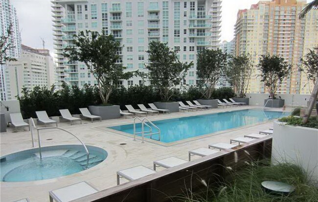Building Photo - 1300 Brickell Bay Dr