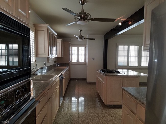 Building Photo - 8567 Holloway Dr