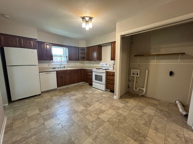 Foto del edificio - Beautiful 4 Bedroom / 1.5 Bath Home - Grea...