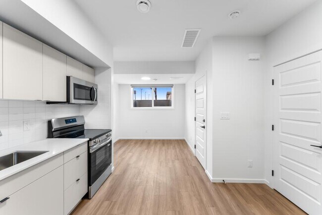 Photo du bâtiment - 1.0 bedroom in Edmonton Alberta T5G 2T1