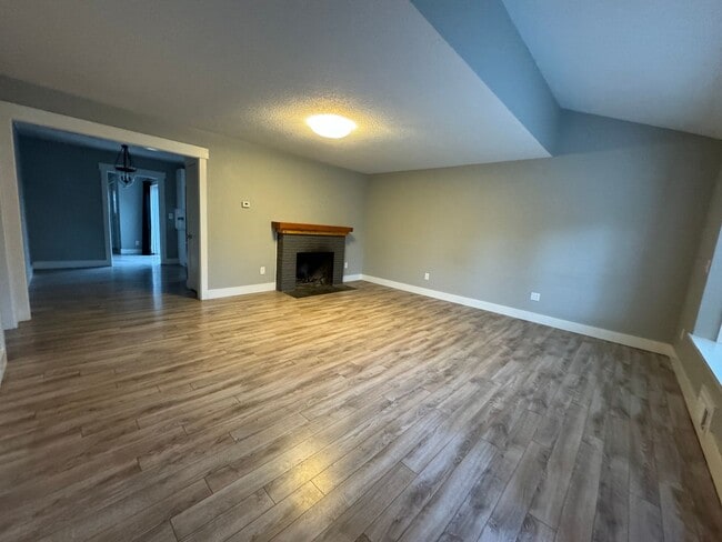 Building Photo - 242 NW Rachel Street ~ Impressive Single-L...
