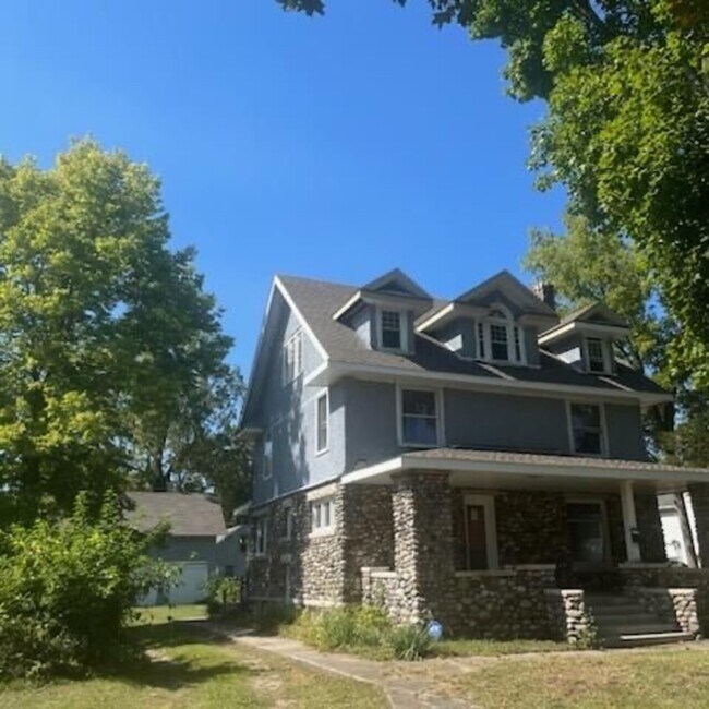 Building Photo - 1905 Portage Ave