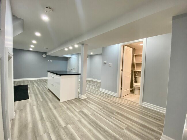 Photo du bâtiment - 1001 Cosburn Ave.