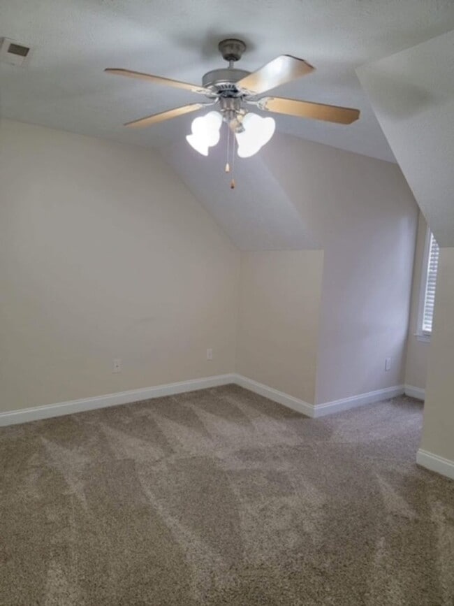 Building Photo - 4-Bedroom Townhome in Amberdale