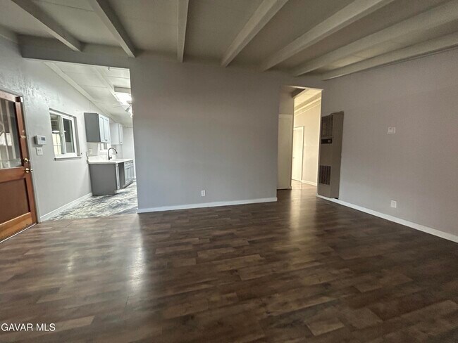 Foto del edificio - 44021 E 3rd St