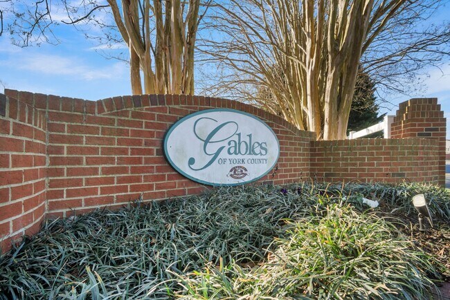 Foto del edificio - Updated 3-Bed, 2.5-Bath Yorktown Condo with Modern Kitchen, Parking & Community Amenities