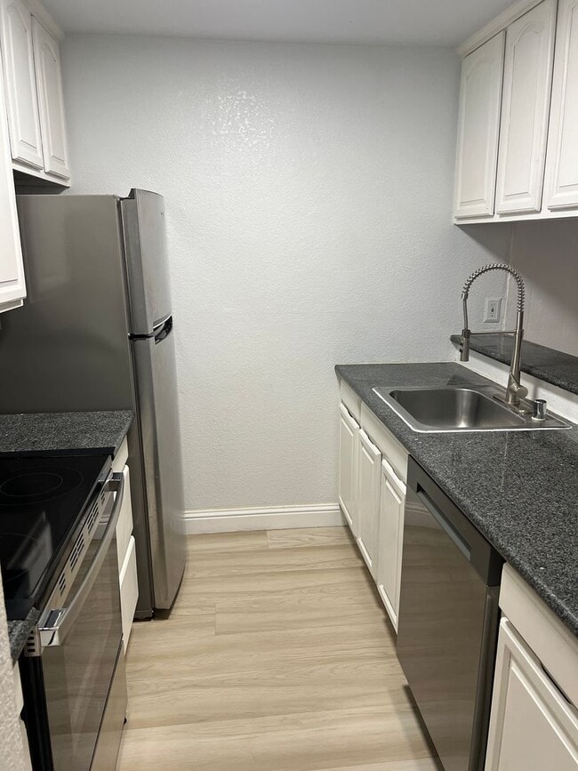 Building Photo - GATED COMMUNITY, OPEN FLOOR PLAN, GRANITE COUNTERTOPS, IN UNIT WASHER & DRYER, POOL, and MORE!!!